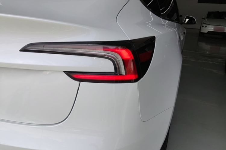 Tesla Model 3 2024 car image #8