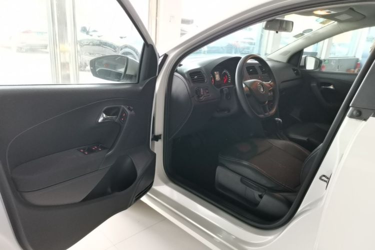 Volkswagen Polo 2018 car image #16