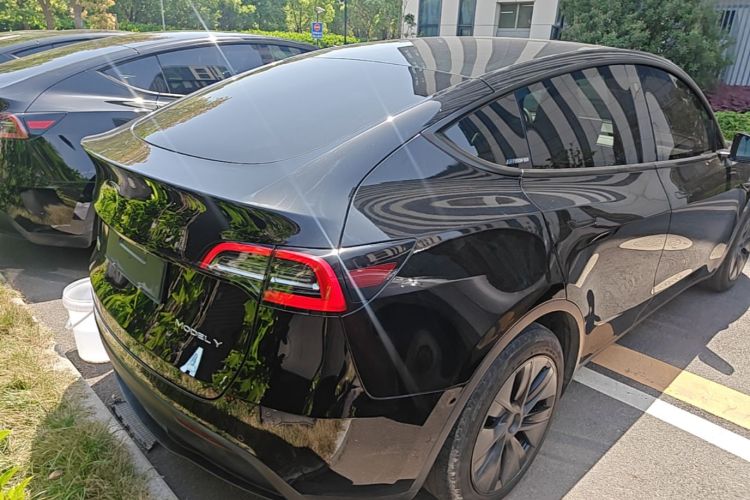 Tesla Model Y 2023 immagine di auto #7