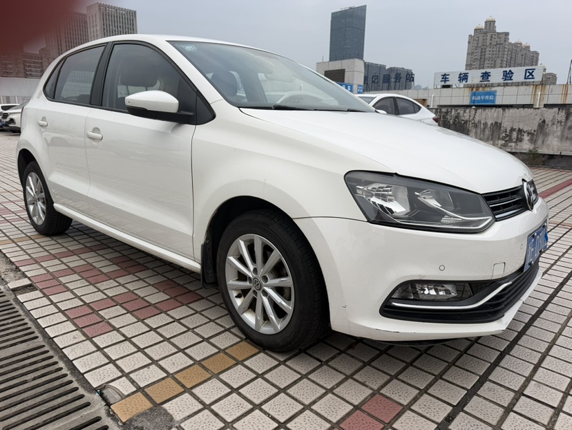 Volkswagen Polo 2015 car image 