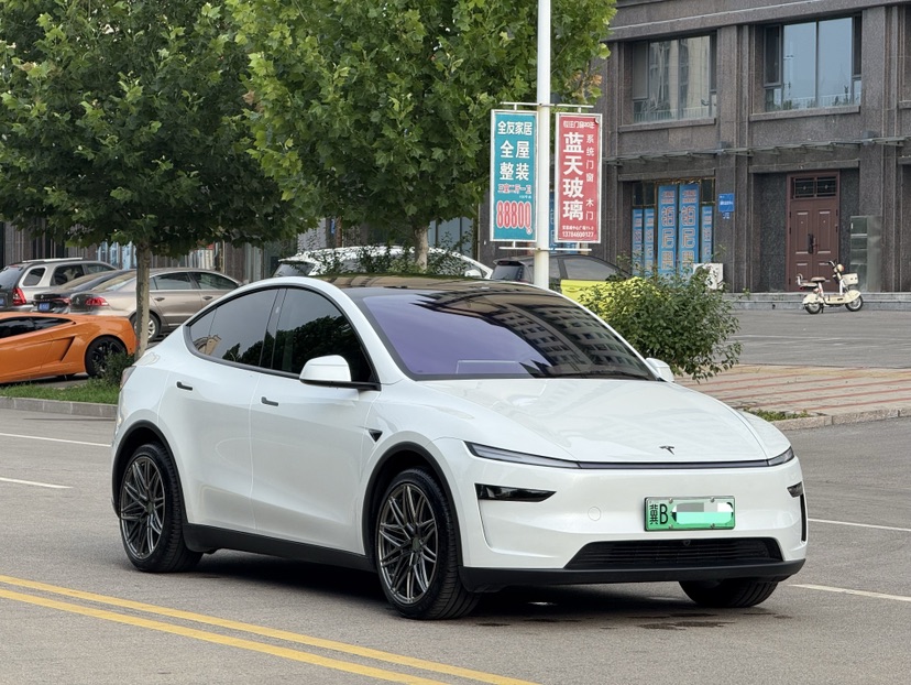 Tesla Model Y 2025 #3 Tesla Model Y 2025 car image #3