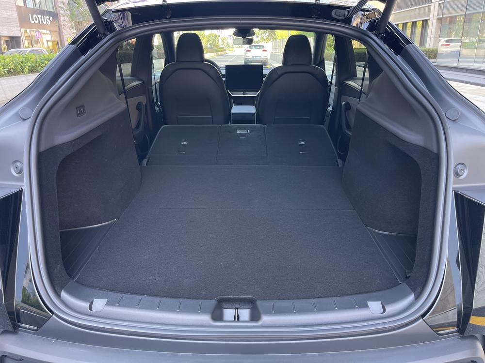 Tesla Model Y 2026 #24 Tesla Model Y 2026 صورة سيارة #24