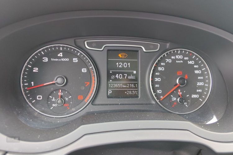 Audi Q3 2014 car image #13