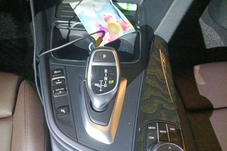 BMW 3 Series 2019 car image #18