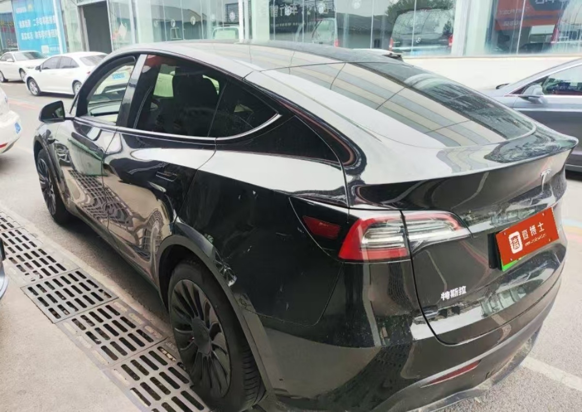 Tesla Model Y 2023 car image #3
