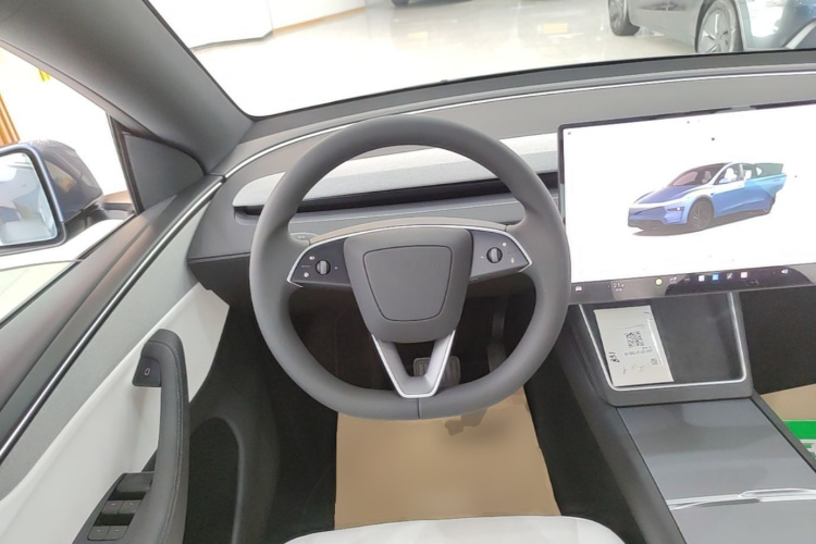 Tesla Model Y 2026 #11 Tesla Model Y 2026 car image #11
