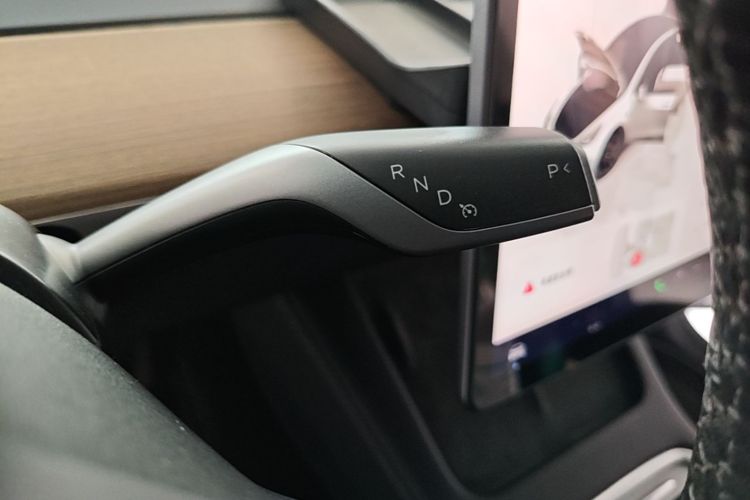Tesla Model Y 2022 car image #18
