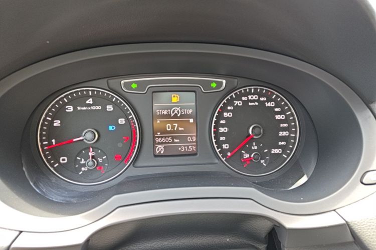 Audi Q3 2018 car image #12