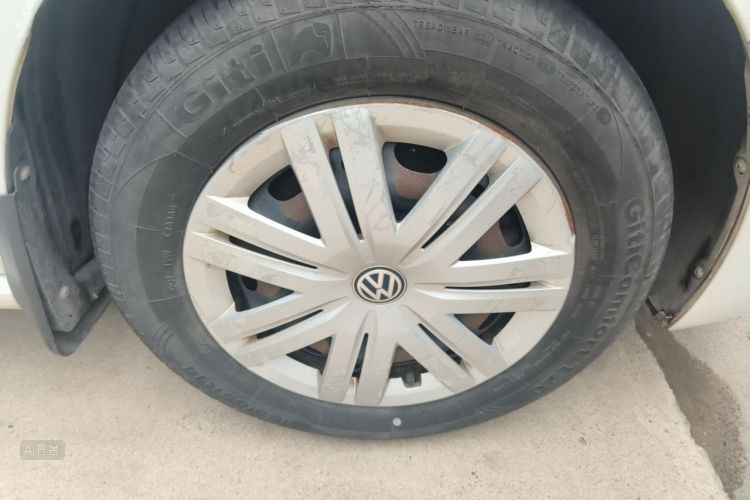 Volkswagen Polo 2015 car image #9