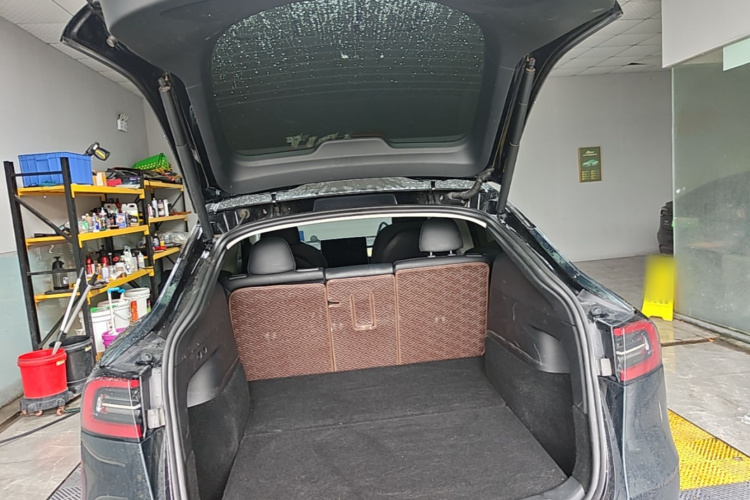 Tesla Model Y 2023 car image #21