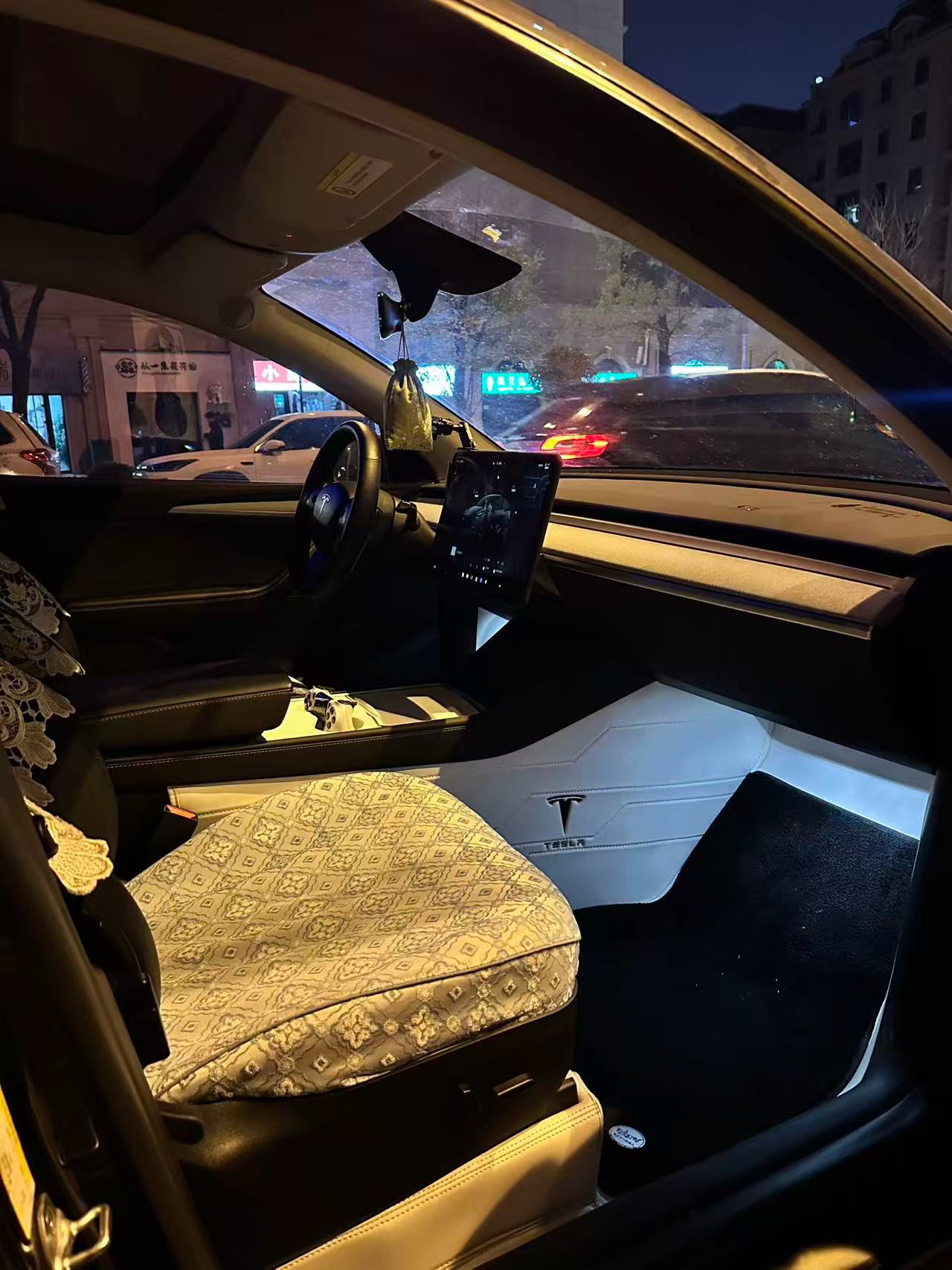 Tesla Model Y 2024 #4 Tesla Model Y 2024 car image #4