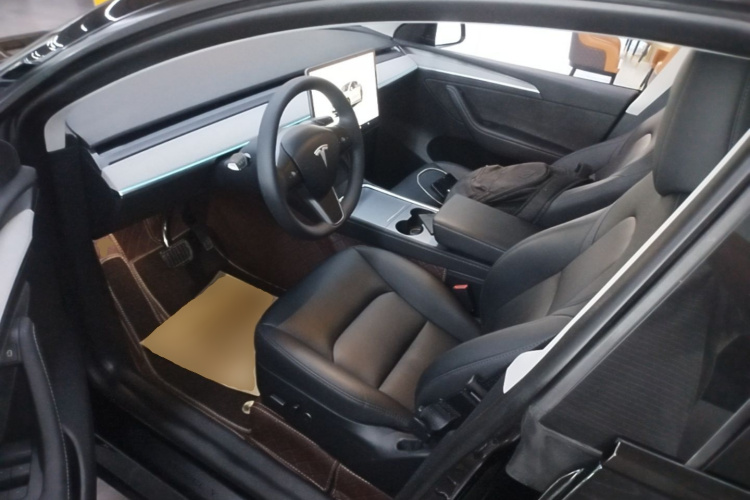 Tesla Model Y 2023 car image #16