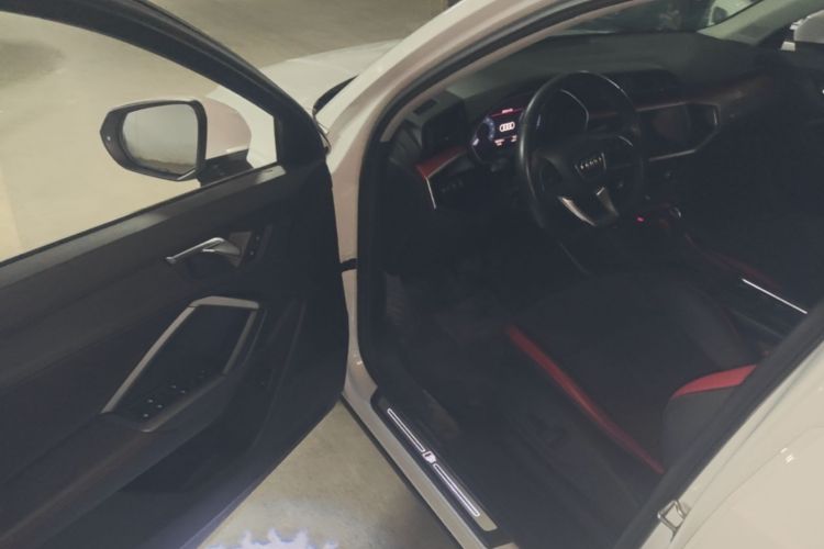 Audi Q3 2020 car image #16