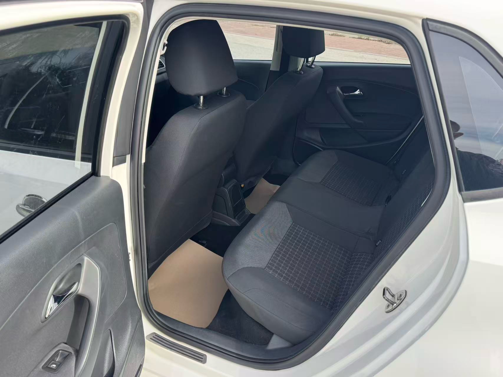 Volkswagen Polo 2015 car image #6
