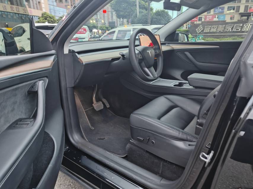 Tesla Model Y 2023 car image #8