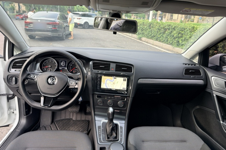 Volkswagen Golf 2020 car image #16