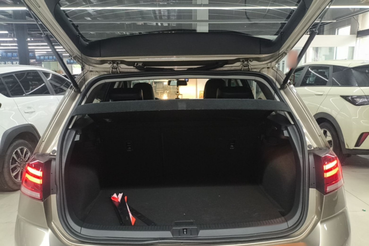 Volkswagen Golf 2018 car image #19