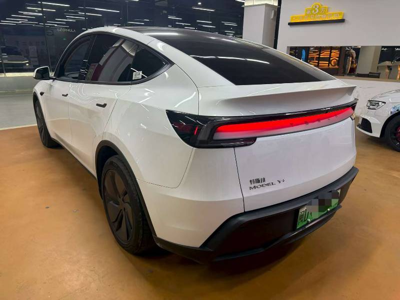 Tesla Model Y 2026 #8 Tesla Model Y 2026 car image #8