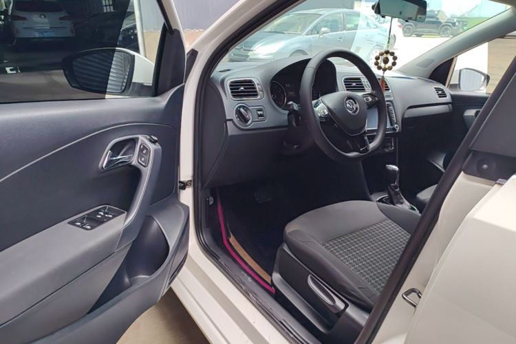 Volkswagen Polo 2016 car image #12