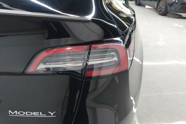 Tesla Model Y 2023 car image #8