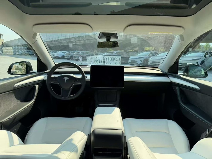Tesla Model Y 2023 car image #3