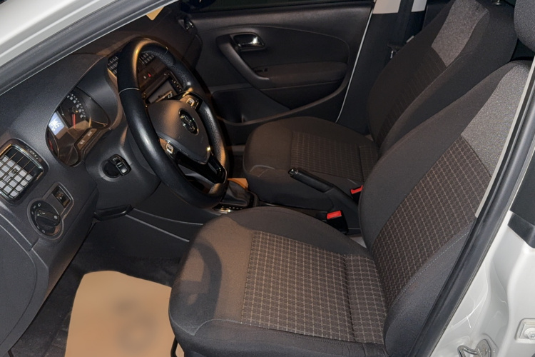 Volkswagen Polo 2016 car image #12