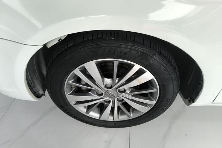 GEELY Emgrand 2019 car image #9