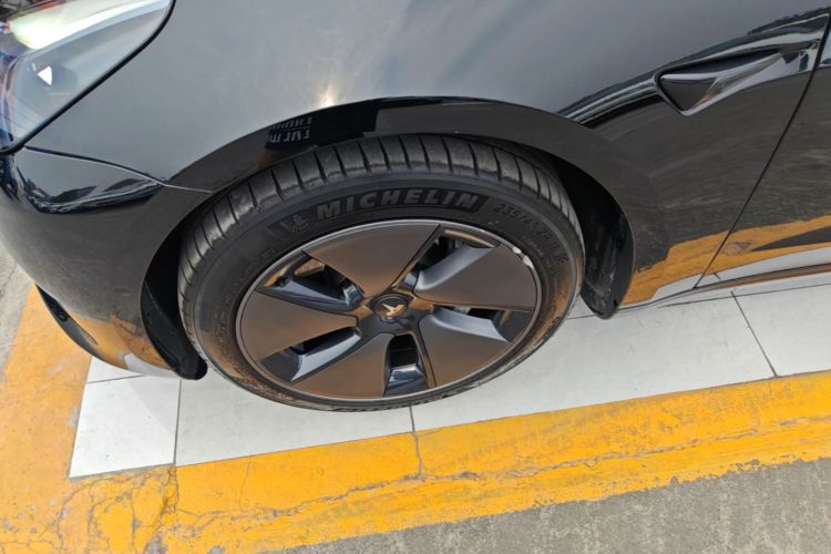 Tesla Model 3 2023 car image #9