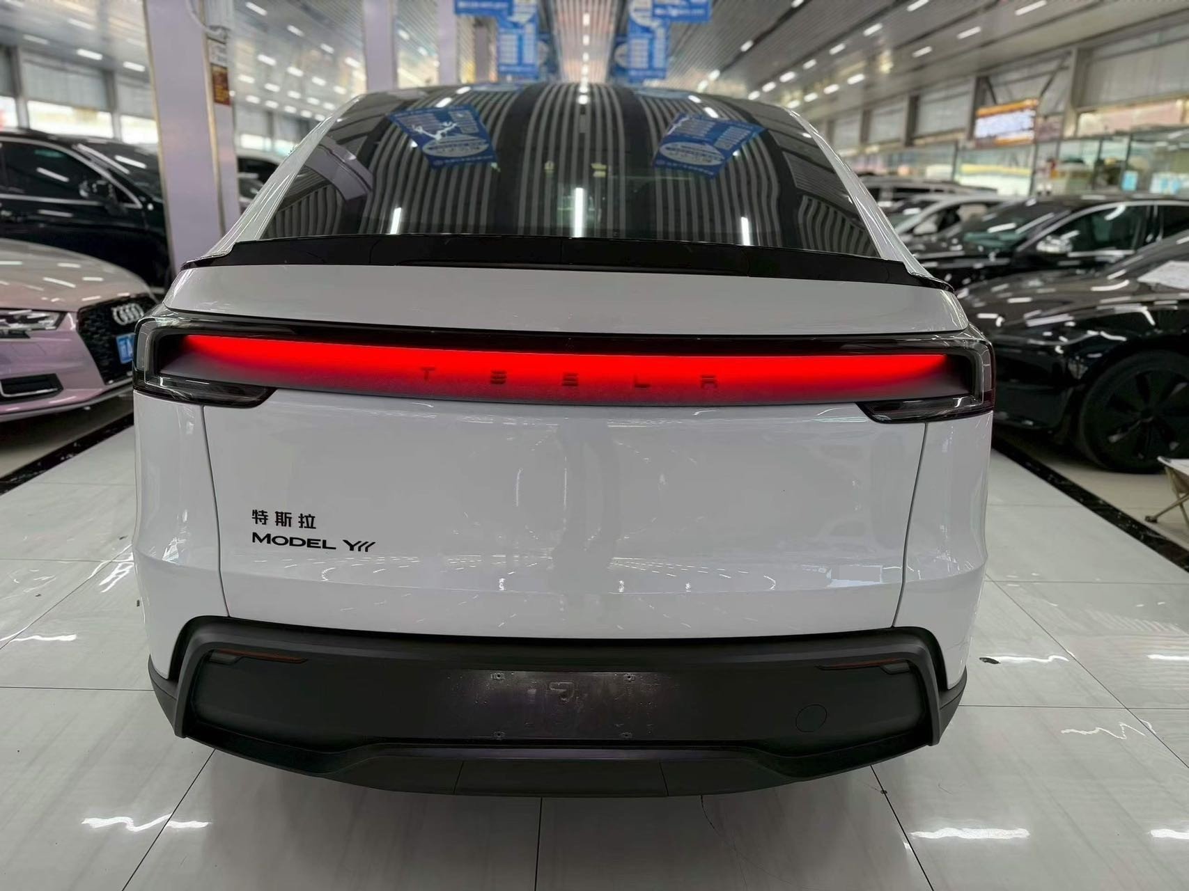 Tesla Model Y L 2025 car image #7