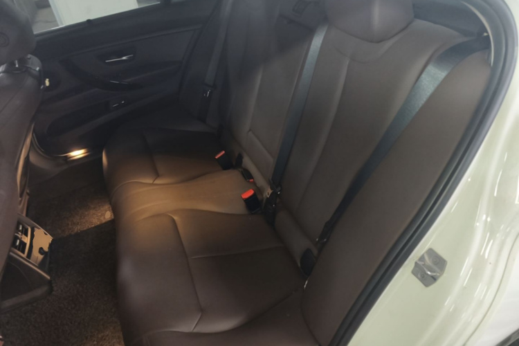 BMW 3 Series 2019 car image #17