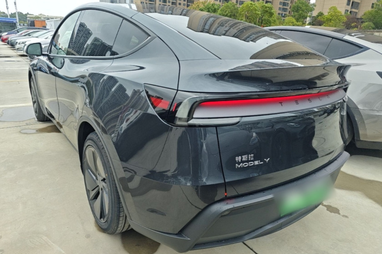Tesla Model Y 2025 #5 Tesla Model Y 2025 car image #5