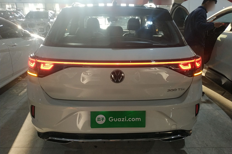 Volkswagen T-Roc 2023 car image #4