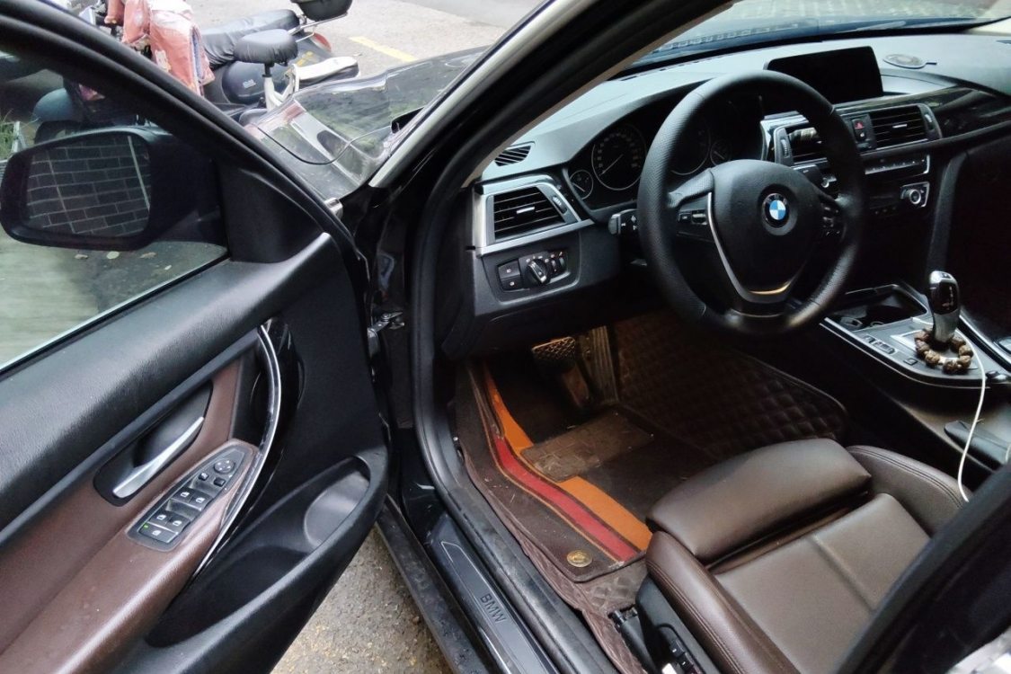 BMW 3 Series 2018 car image #25