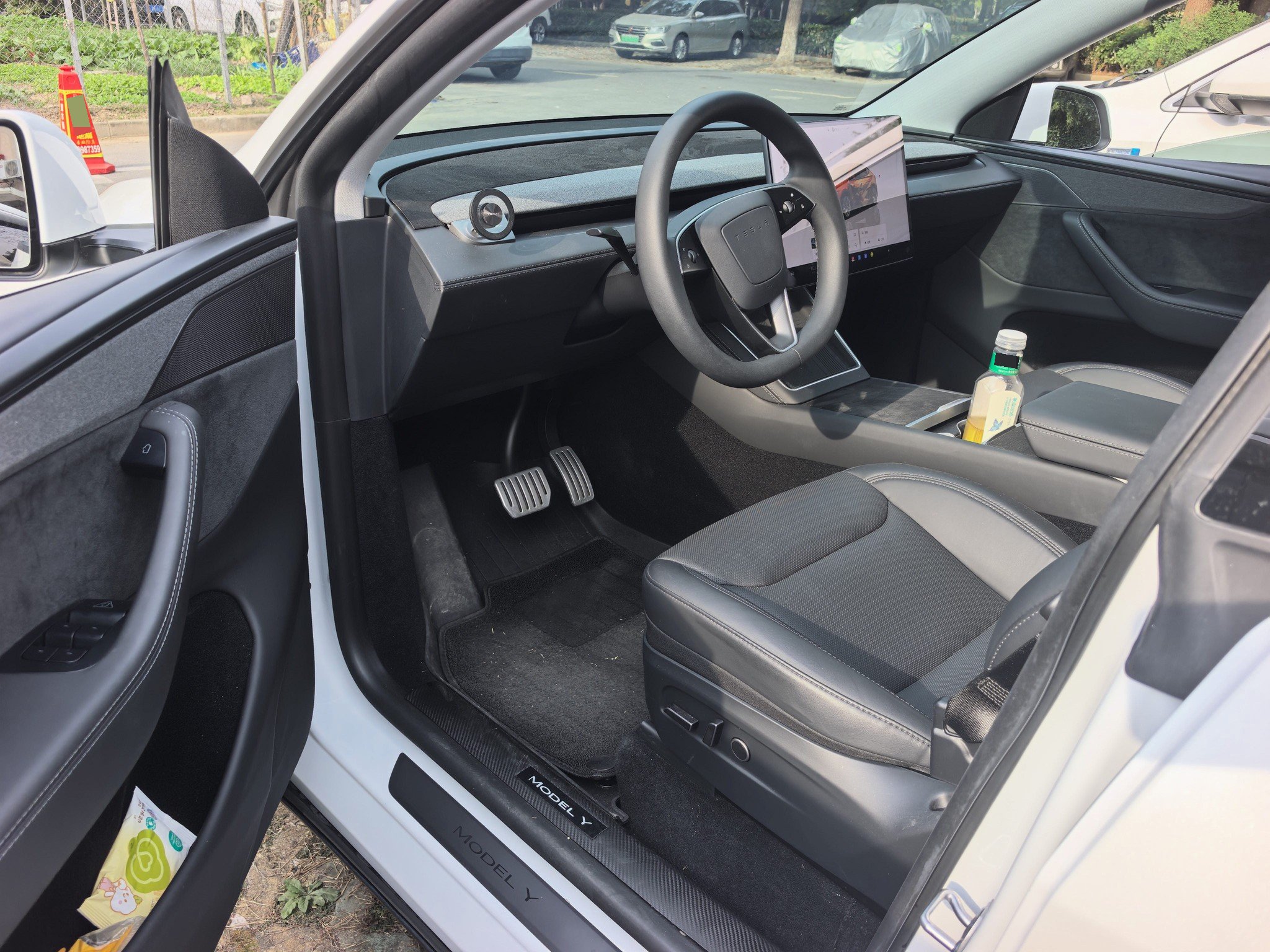 Tesla Model Y 2025 #5 Tesla Model Y 2025 car image #5