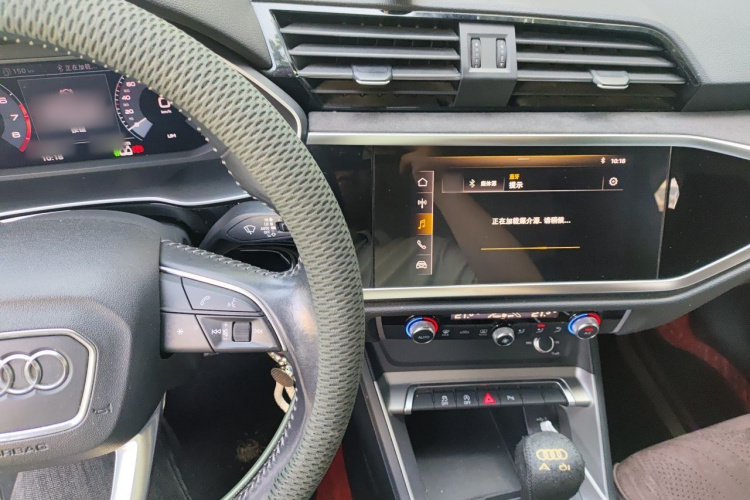 Audi Q3 2019 car image #17