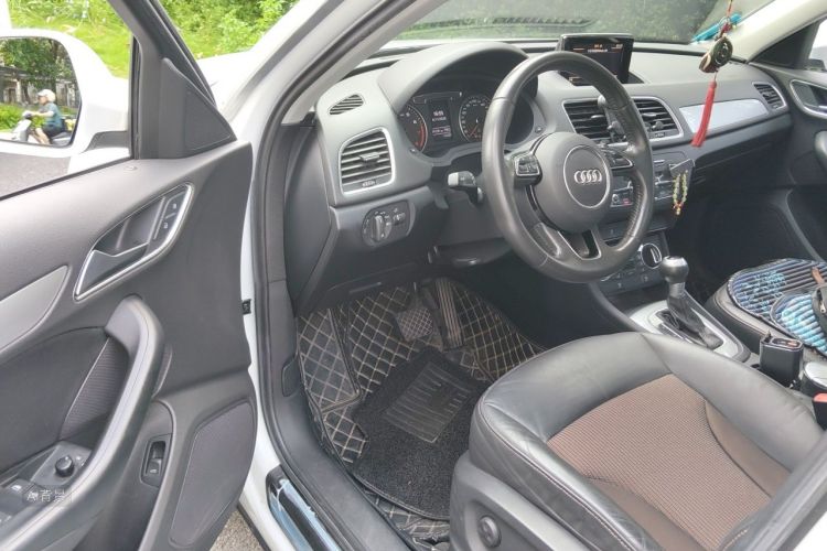 Audi Q3 2019 car image #18