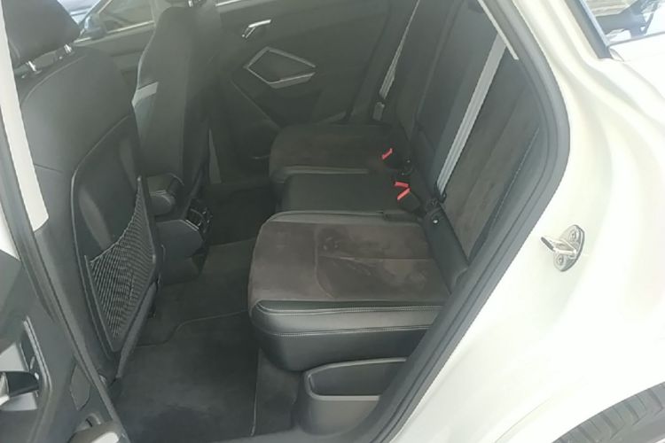 Audi Q3 2019 car image #17