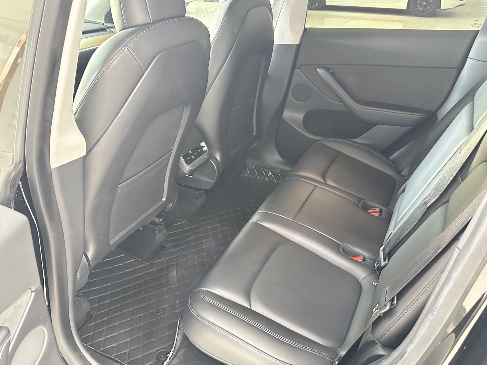 Tesla Model Y 2021 car image #9
