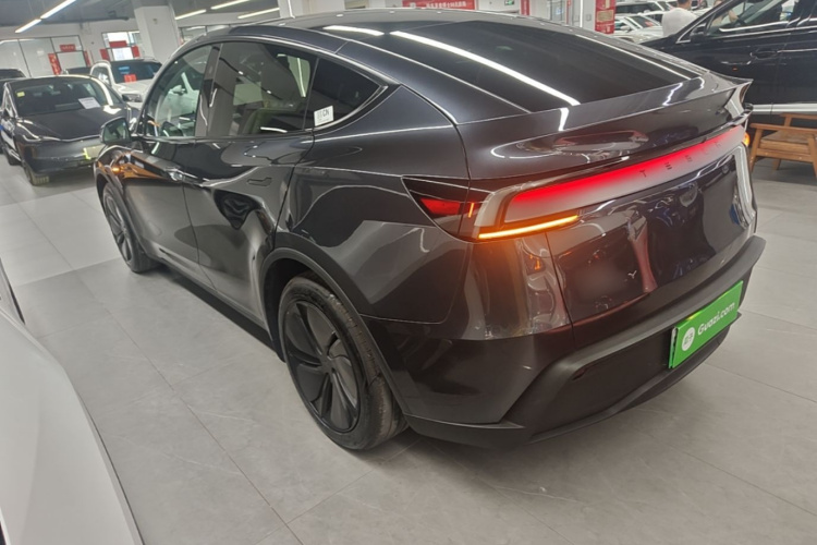 Tesla Model Y 2025 car image #5