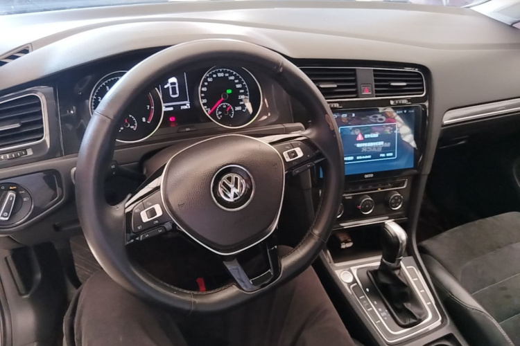 Volkswagen Golf 2018 car image #10