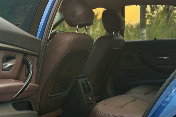 BMW 3 Series 2018 car image #20