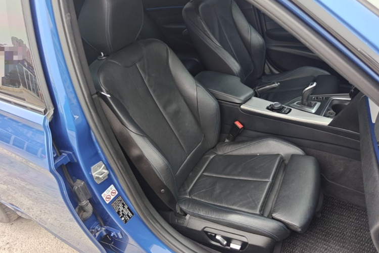 BMW 3 Series 2018 car image #24