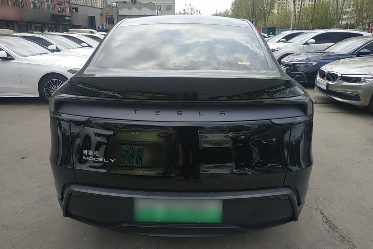 Tesla Model Y 2026 #6 Tesla Model Y 2026 car image #6