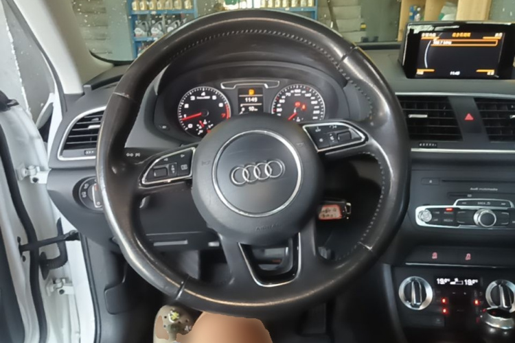 Audi Q3 2015 car image #11