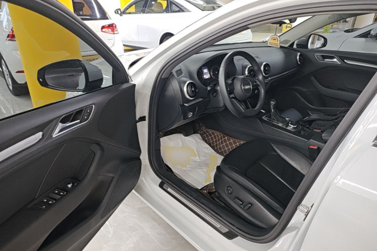 Audi A3 2019 car image #16
