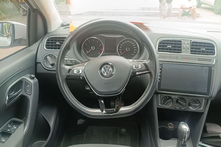 Volkswagen Polo 2017 car image #11