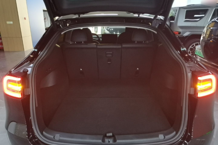 Tesla Model Y 2023 #19 Tesla Model Y 2023 car image #19