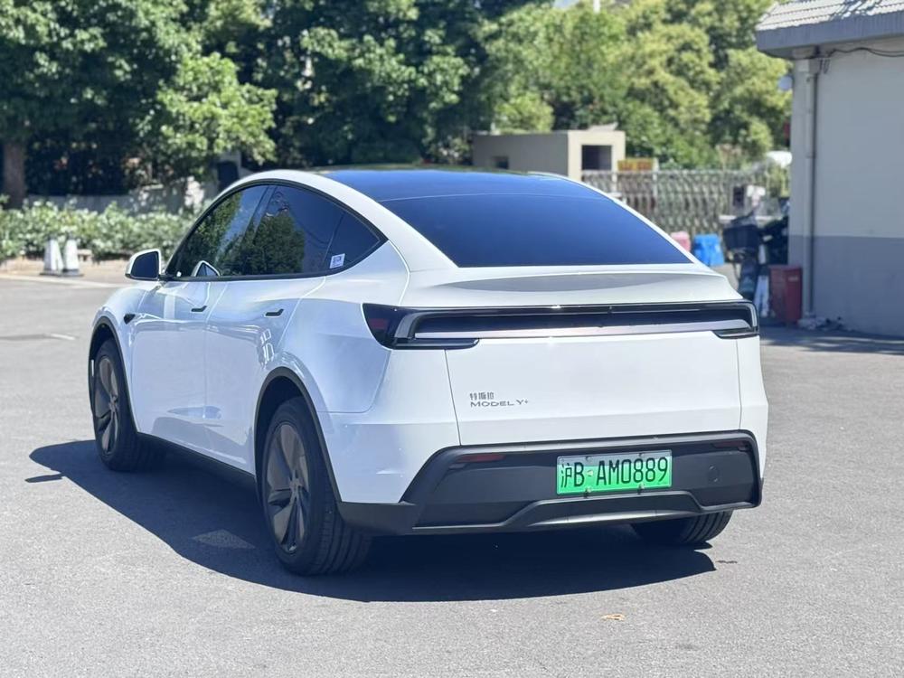 Tesla Model Y 2026 immagine di auto #4