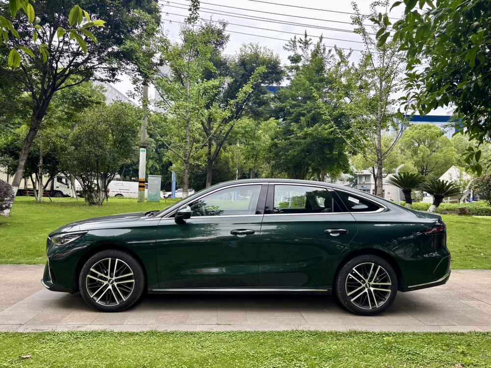 GEELY Emgrand 2025 #4 GEELY Emgrand 2025 car image #4