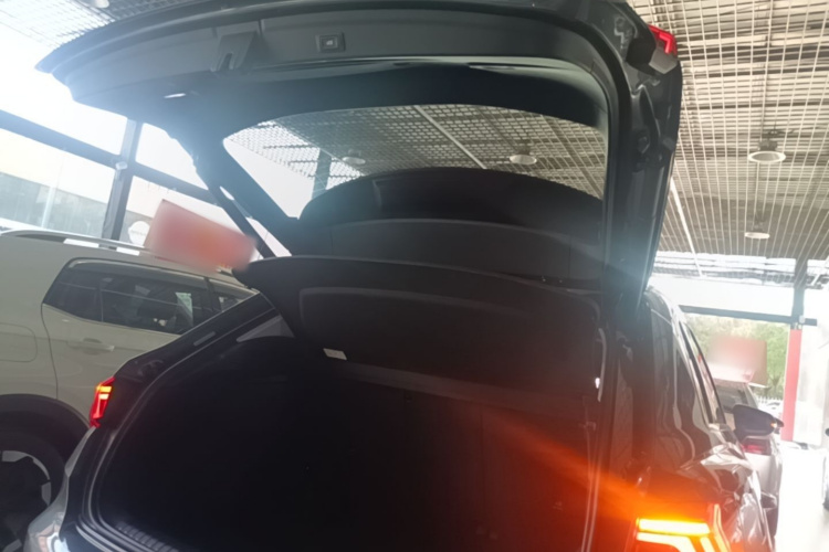Audi Q3 2020 car image #21